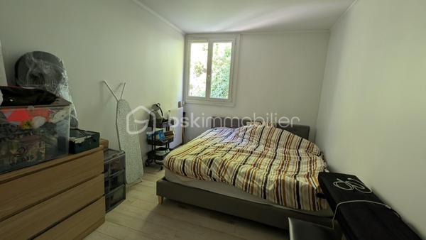 NOISIEL -77-. Appartement F4 propre et idéalement situé, à seulement 7 minutes de la gare, au 2ème étage sur 3 d'une résidence sécurisée avec digicode. Un parc arboré entoure l'immeuble, offrant un cadre verdoyant et agréable, parfait pour les promenades.
Les pièces sont spacieuses et bénéficient d'une belle luminosité traversante. L'appartement dispose de balcons agrémentés, de grandes jardinières ainsi que d'une magnifique terrasse de 15 m², idéale pour profiter des beaux jours et qui offre un exterieur de jeux sécurisé aux enfants. La vue dégagée sur la végétation offre un cadre paisible.
L'appartement comprend :
Un sas d'entrée de 7 m² (ancien balcon transformé).
Une salle à manger (pouvant être aménagée en chambre) de 15 m².
Un séjour lumineux de 21 m² avec un balcon et jardinières de chaque côté de la pièce.
Une cuisine de 10 m².
Une buanderie de 2 m².
Un couloir de 7 m² avec accès à la terrasse.
Deux chambres de 12 m² et 10 m² dont l'une climatisée avec accès à la terrasse.
Une salle d'eau de 5 m².
Un vaste garage privatif de 15 m².

Les atouts :

Chauffage individuel au gaz (consommation moyenne : environ 200 € par mois).
Commerces à 5 minutes.
Gare à 7 minutes.
Volets électriques.
Interphone.
Résidence calme, entourée d'un parc verdoyant.

Informations complémentaires :
DPE : D
Taxe foncière : 1 400 € par an.
Charges de copropriété : 93 € par mois.