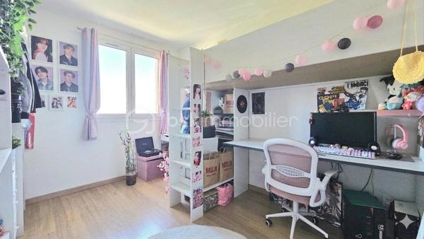 Proche de toutes commodités, gare de Vaires (LIGNE P), bus, écoles, commerces, clinique, venez découvrir ce bel appartement situé dans la résidence de Chanteclair 1.
Au 4ème étage sans ascenseur et sans vis-à-vis, ce bel F4 est composé d'une grande entrée avec rangements, d'un beau séjour avec vue dégagée et ensoleillée, d'une cuisine aménagée et équipée donnant sur une loggia.
L'espace nuit vous offre 3 belles chambres, une salle de douche ainsi qu'un WC séparé.
Une cave vient compléter ce bien.
Facilité pour se garer dans la résidence.
Les plus de cet appartement :
•	Ravalement récent.
•	Au calme, lumineux et sans vis-à-vis.
•	Fenêtres en PVC.
•	Les charges comprennent l'eau froide et le chauffage.