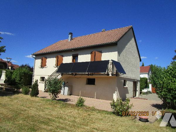 Maison en excellent état d'entretien, composée de 6 pièces  avec terrain le tout sur 7 ares 50 ca