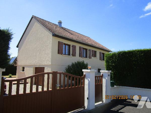 Maison en excellent état d'entretien, composée de 6 pièces  avec terrain le tout sur 7 ares 50 ca