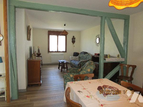 Maison en excellent état d'entretien, composée de 6 pièces  avec terrain le tout sur 7 ares 50 ca