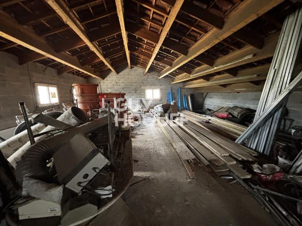 Ensemble immobilier de 156 m² avec entrepôt d'environ 400 m²