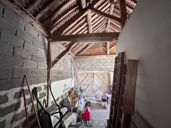 Située à Bagneaux, cette charmante maison ancienne saura séduire les amateurs d’authenticité et de potentiel.

Dès l’entrée, vous découvrez un agréable espace de vie baigné de lumière. Une chambre de plain-pied offre de multiples possibilités d’aménagement : chambre, salon cosy ou salle à manger selon vos besoins. La cuisine indépendante est complétée par une arrière-cuisine fonctionnelle, avec accès direct au jardin, idéale pour le quotidien.

Le rez-de-chaussée dispose également d’une salle d’eau.

À l’étage, récemment aménagé, le palier dessert deux chambres ainsi qu’une salle d’eau avec WC moderne, offrant un espace nuit confortable et optimisé.

Un véritable atout : une dépendance de 30m2 laissant libre cours à vos projets ! Vous pourrez envisager un agrandissement du séjour avec un plafond cathédrale pour un effet volume remarquable, ou tout simplement créer un atelier, un espace de stockage ou un lieu dédié à une activité.
Une autre dépendance de 22 m2 vous permettra de stationner un véhicule. 

Côté extérieur, vous profiterez d’un terrain clos à l’avant et à l’arrière de la maison, parfait pour les moments de détente en famille ou entre amis.

Confort et prestations :

Chauffage électrique complété par une pompe à chaleur air/air
VMC 
Travaux récents d’électricité et d’isolation
Huisseries en double vitrage
Volets électriques 
Salle d’eau et aménagement de l’étage récents

Assainissement : fosse septique non conforme (travaux à prévoir).

Une maison pleine de charme, avec des travaux déjà réalisés et un beau potentiel d’évolution, idéale en résidence principale comme en projet secondaire.

Pour tout renseignement ou demande de visite, contactez Océane Serré, conseillère en immobilier