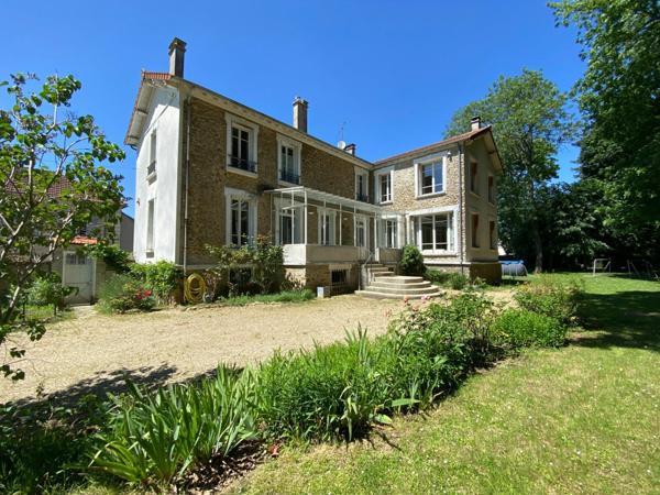 Maison à vendre    6 pièces • 241 m2 Mandres-les-Roses