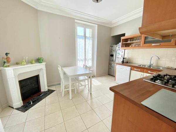 Maison à vendre    6 pièces • 241 m2 Mandres-les-Roses