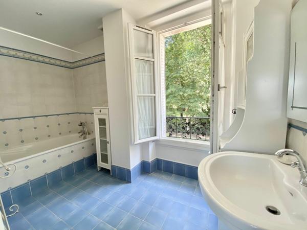 Maison à vendre    6 pièces • 241 m2 Mandres-les-Roses