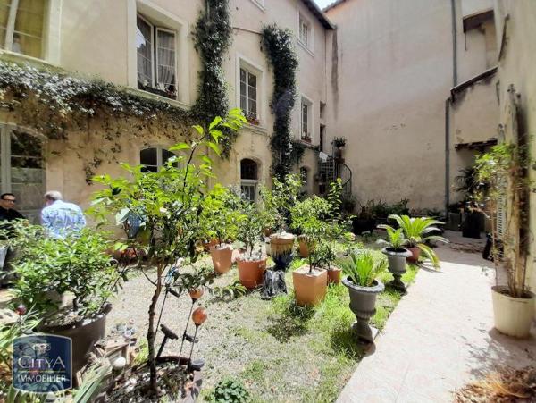 Immeuble à vendre 866m²