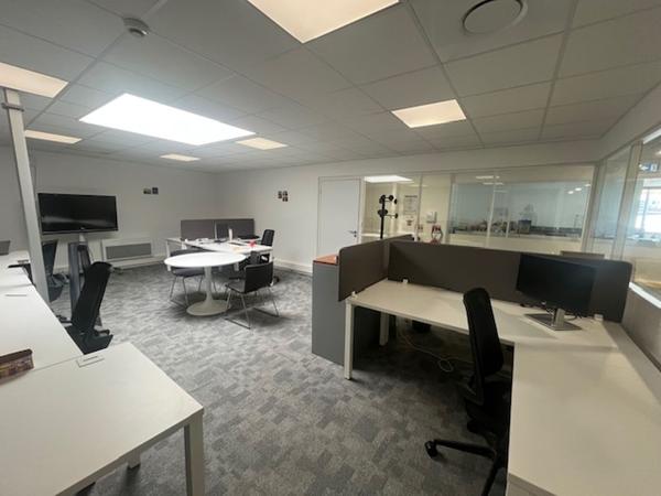 BUREAUX 570 M² A LOUER BREST KERGONAN