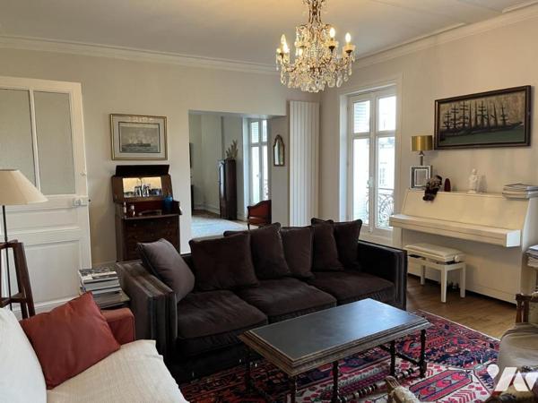 NANTES, à une minute de la gare Nord. Beau T5 de 151,54 m² avec ascenseur et caves. Libre à la Vente