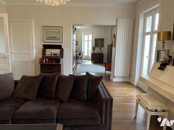 NANTES, à une minute de la gare Nord. Beau T5 de 151,54 m² avec ascenseur et caves. Libre à la Vente