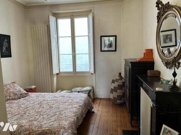 NANTES, à une minute de la gare Nord. Beau T5 de 151,54 m² avec ascenseur et caves. Libre à la Vente