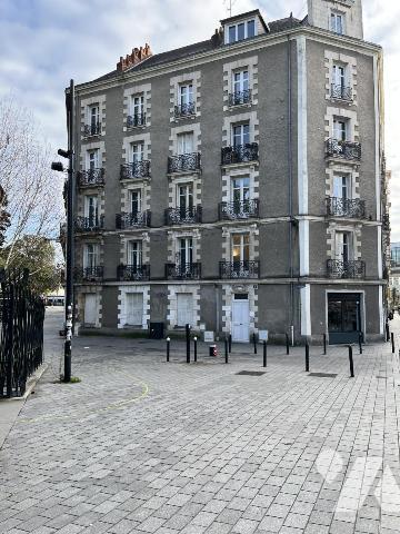 NANTES, à une minute de la gare Nord. Beau T5 de 151,54 m² avec ascenseur et caves. Libre à la Vente