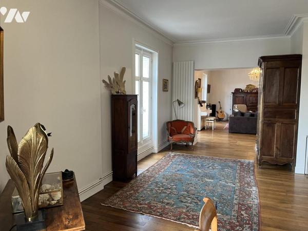 NANTES, à une minute de la gare Nord. Beau T5 de 151,54 m² avec ascenseur et caves. Libre à la Vente