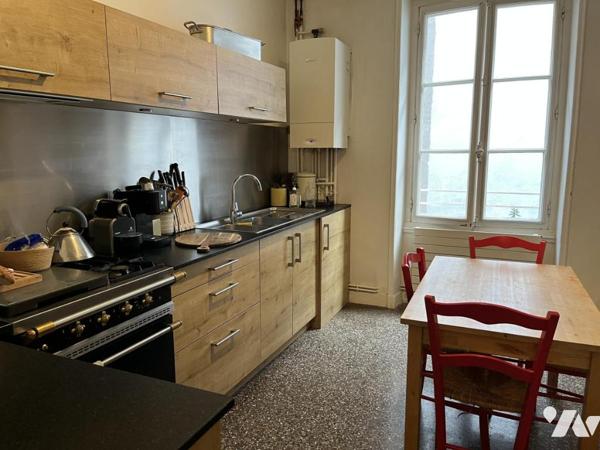 NANTES, à une minute de la gare Nord. Beau T5 de 151,54 m² avec ascenseur et caves. Libre à la Vente