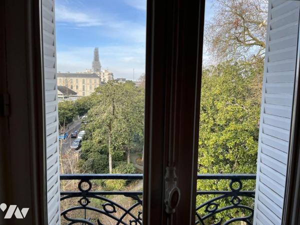 NANTES, à une minute de la gare Nord. Beau T5 de 151,54 m² avec ascenseur et caves. Libre à la Vente