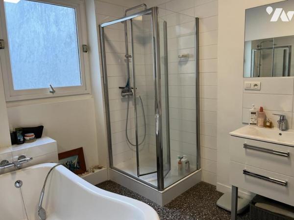 NANTES, à une minute de la gare Nord. Beau T5 de 151,54 m² avec ascenseur et caves. Libre à la Vente