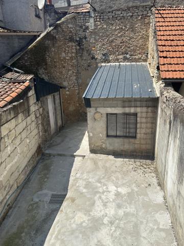 AGREABLE MAISON CENTRE DE CHATELLERAULT AVEC COUR