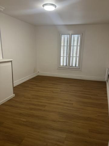 AGREABLE MAISON CENTRE DE CHATELLERAULT AVEC COUR