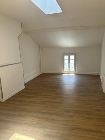AGREABLE MAISON CENTRE DE CHATELLERAULT AVEC COUR