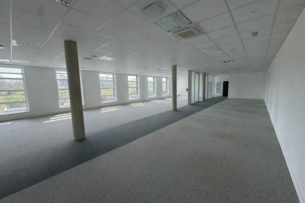 TOURS SUD DEUX LIONS BUREAUX A LOUER DE 347 M² ET 8 PARKINGS IMMEUBLE HQE