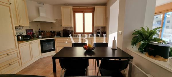 APPARTEMENT MAISON GARAGE ET COUR PRIVEE :
