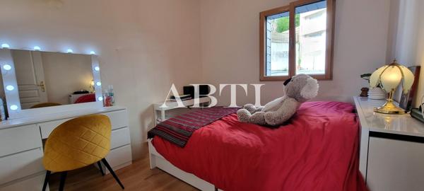 APPARTEMENT MAISON GARAGE ET COUR PRIVEE :