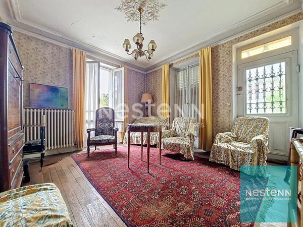 Maison bourgeoise édifiée sur un terrain de 2100 m² environ à Montereau Fault Yonne