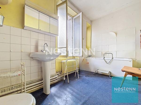 Maison bourgeoise édifiée sur un terrain de 2100 m² environ à Montereau Fault Yonne