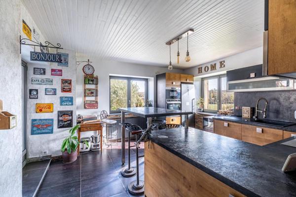 Jolie maison de 200m² habitables avec un beau jardin clos et arboré + garage et sous-sol