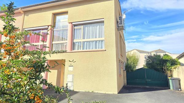 maison familiale lumineuse avec jardin et garage