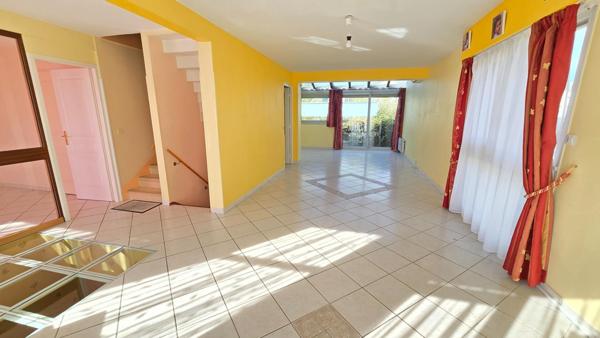 maison familiale lumineuse avec jardin et garage