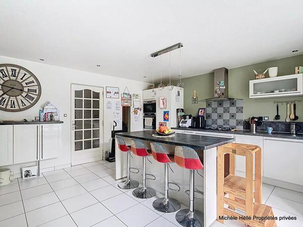 Maison 7 pièce(s) 235 m2  4/5 chambres grand espace parental terrain de  plus de 800m2