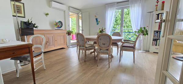 A deux pas de la place des Epars, superbe Appartement T4 avec balcon et garage !