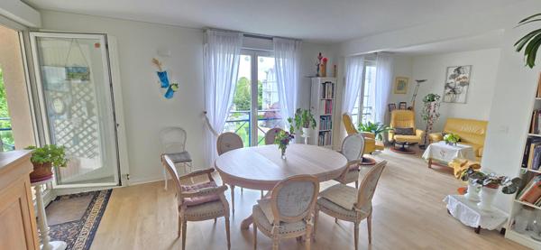 A deux pas de la place des Epars, superbe Appartement T4 avec balcon et garage !