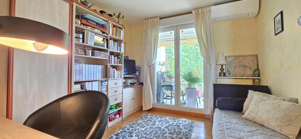 A deux pas de la place des Epars, superbe Appartement T4 avec balcon et garage !