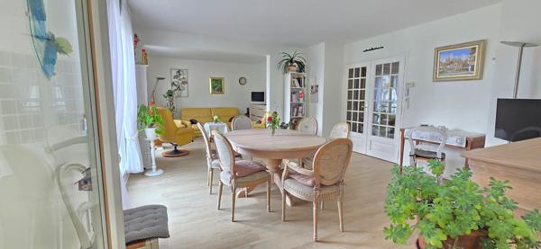 A deux pas de la place des Epars, superbe Appartement T4 avec balcon et garage !