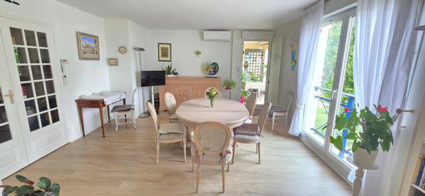 A deux pas de la place des Epars, superbe Appartement T4 avec balcon et garage !