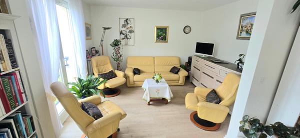 A deux pas de la place des Epars, superbe Appartement T4 avec balcon et garage !