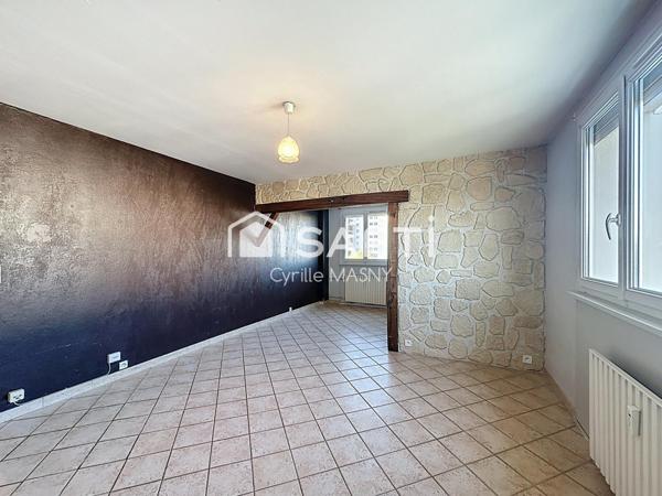 Appartement traversant et baigné de lumière, 2 chambres, ascenseur avec service de gardien.