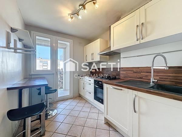 Appartement traversant et baigné de lumière, 2 chambres, ascenseur avec service de gardien.