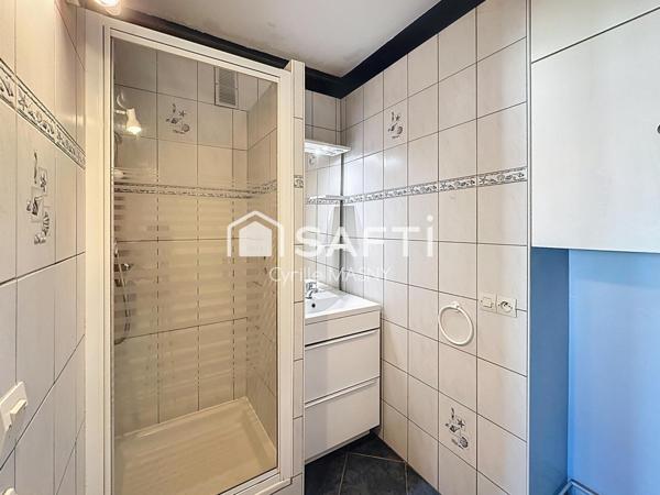 Appartement traversant et baigné de lumière, 2 chambres, ascenseur avec service de gardien.