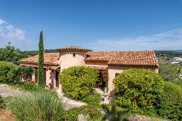 MAISON PROVENCALE VUE EPOUSTOUFLANTE - A REMETTRE AU GOUT DU JOUR.