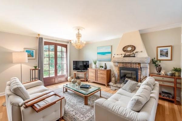 MAISON PROVENCALE VUE EPOUSTOUFLANTE - A REMETTRE AU GOUT DU JOUR.