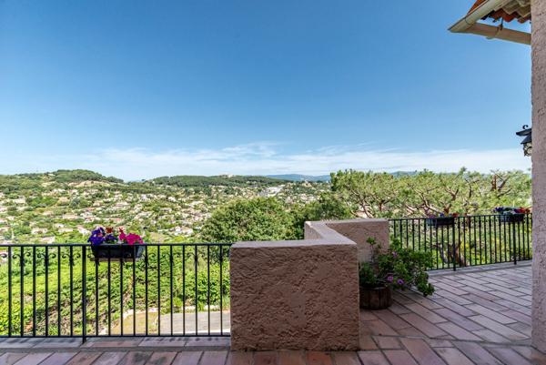 MAISON PROVENCALE VUE EPOUSTOUFLANTE - A REMETTRE AU GOUT DU JOUR.