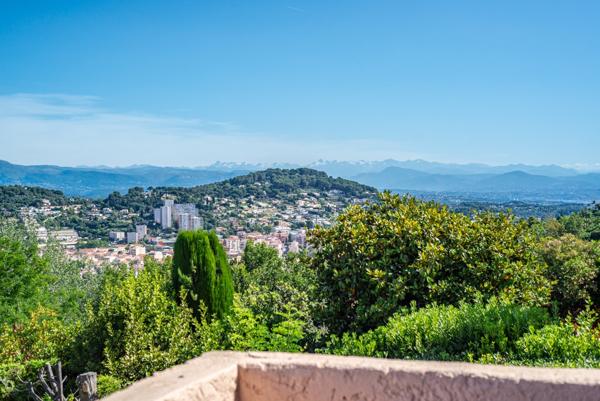 MAISON PROVENCALE VUE EPOUSTOUFLANTE - A REMETTRE AU GOUT DU JOUR.