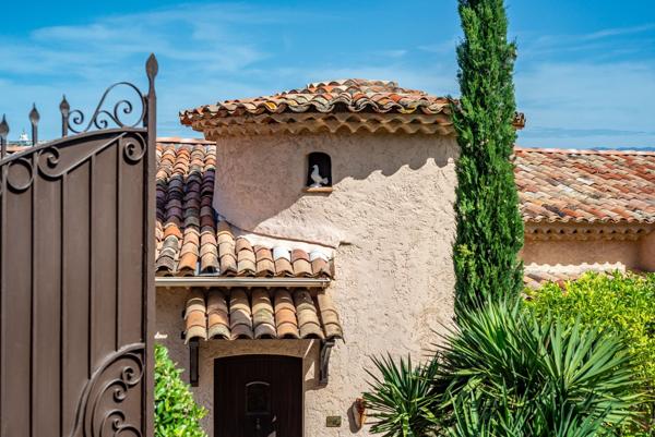 MAISON PROVENCALE VUE EPOUSTOUFLANTE - A REMETTRE AU GOUT DU JOUR.