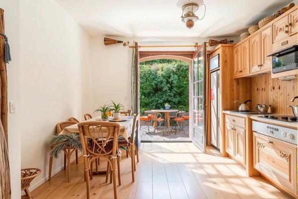 MAISON PROVENCALE VUE EPOUSTOUFLANTE - A REMETTRE AU GOUT DU JOUR.