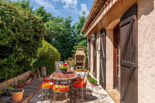 MAISON PROVENCALE VUE EPOUSTOUFLANTE - A REMETTRE AU GOUT DU JOUR.