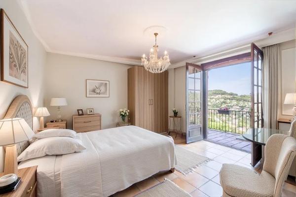 MAISON PROVENCALE VUE EPOUSTOUFLANTE - A REMETTRE AU GOUT DU JOUR.