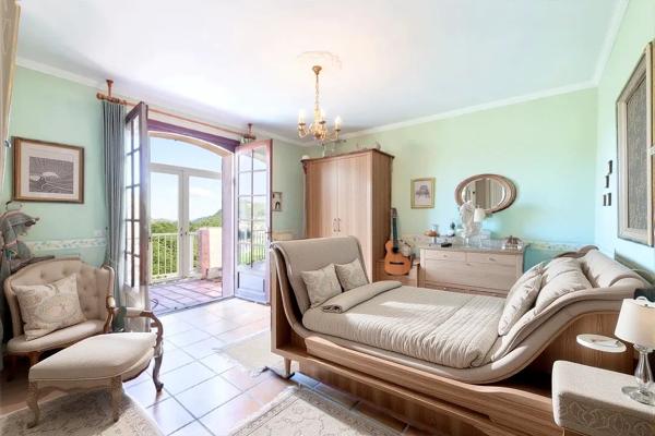 MAISON PROVENCALE VUE EPOUSTOUFLANTE - A REMETTRE AU GOUT DU JOUR.